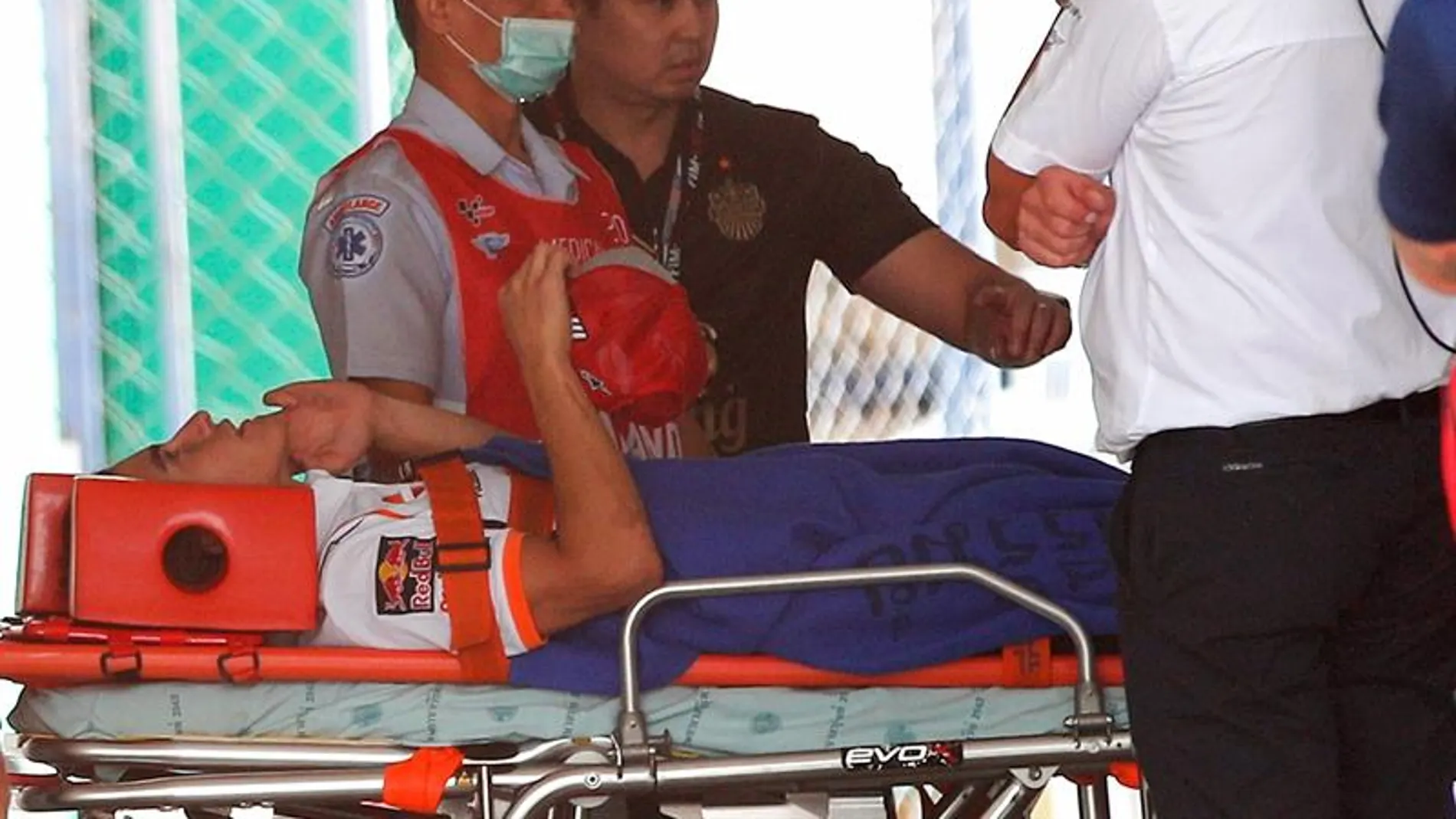 La imagen de Marc Márquez entrando al hospital La imagen de Marc Márquez entrando al hospital