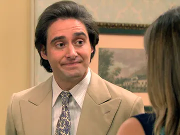 Jacobo desconfía de Luis Cardenal, el nuevo jefe de mantenimiento del hotel Jacobo desconfía de Luis Cardenal, el nuevo jefe de mantenimiento del hotel