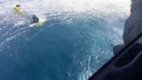 Unos narcotraficantes rescatan a tres guardias civiles que cayeron al mar en Málaga en una operación antidroga Unos narcotraficantes rescatan a tres guardias civiles que cayeron al mar en Málaga en una operación antidroga