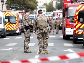 Agentes de seguridad en torno a la Prefectura de París tras el ataque