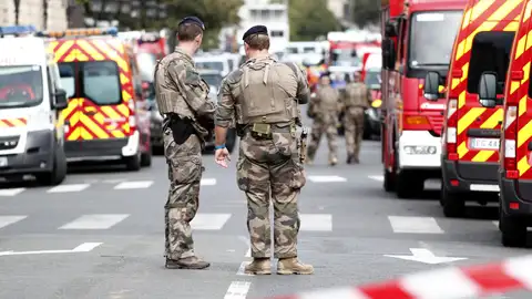 Agentes de seguridad en torno a la Prefectura de París tras el ataque Agentes de seguridad en torno a la Prefectura de París tras el ataque