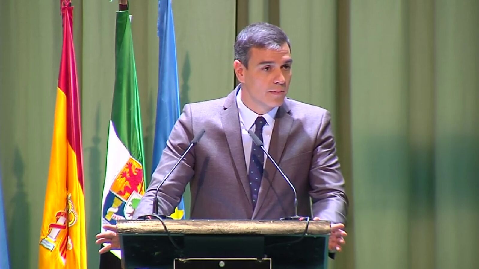 Pedro Sánchez recibirá en Moncloa jamón ibérico para que no lo confunda con el serrano