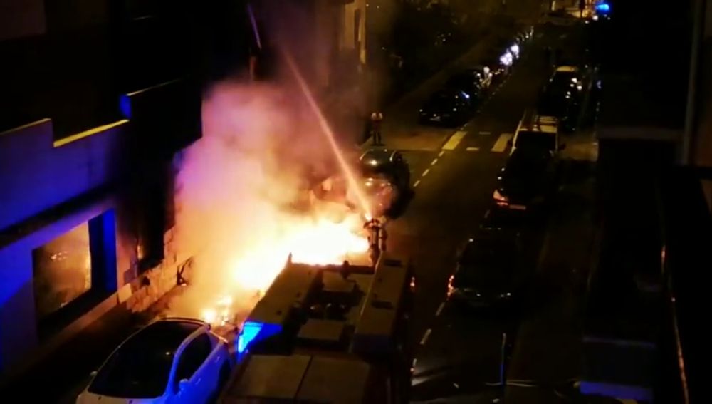 Un camión de Bomberos impacta contra dos coches y una pared cuando iba a apagar un incendio en Getxo
