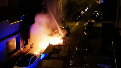 Un camión de Bomberos impacta contra dos coches y una pared cuando iba a apagar un incendio en Getxo Un camión de Bomberos impacta contra dos coches y una pared cuando iba a apagar un incendio en Getxo