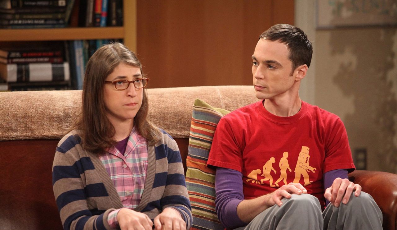 Jim Parsons y Mayim Bialik, Sheldon Cooper y Amy en 'The Big Bang Theory'
