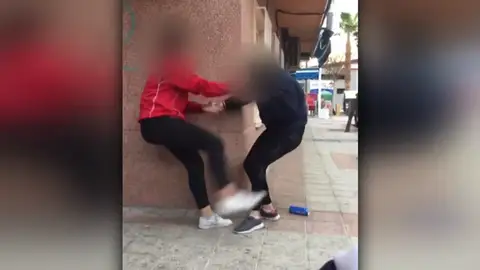 Brutal agresión a una niña de 14 años por otras menores de su misma edad en Getafe Brutal agresión a una niña de 14 años por otras menores de su misma edad en Getafe