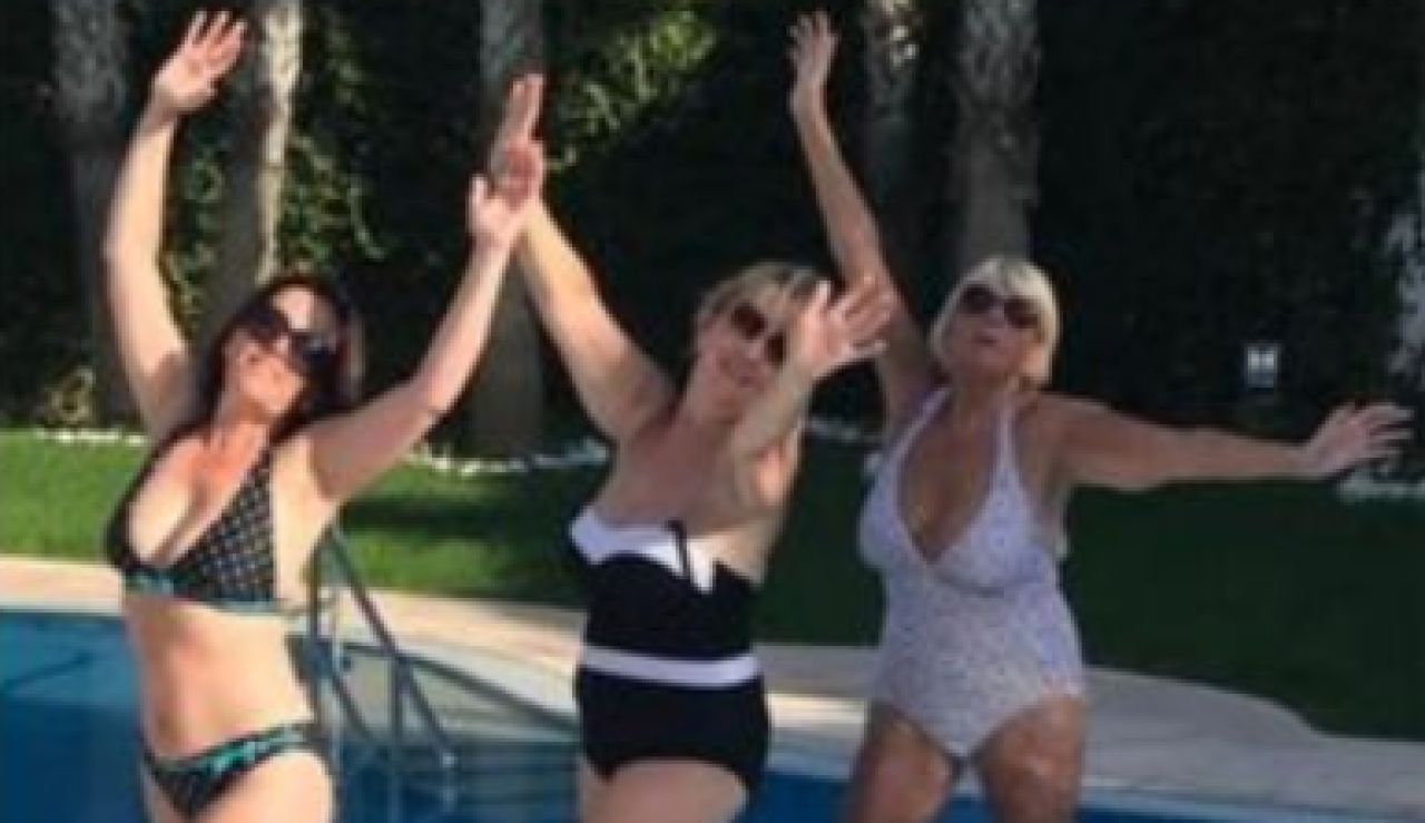 Una madre y sus amigas recrean las fotos de su hija en Instagram Una madre y sus amigas recrean las fotos de su hija en Instagram