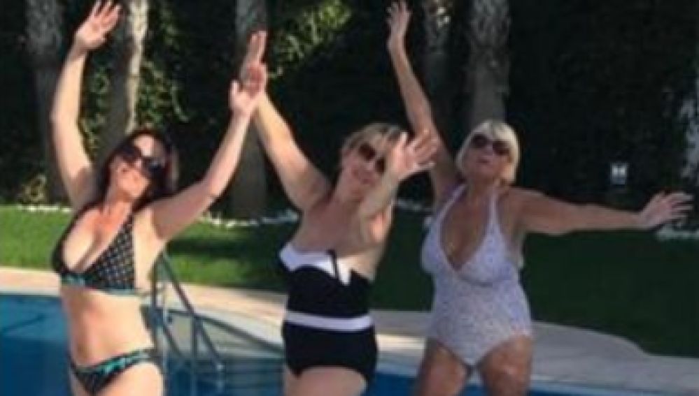Una madre y sus amigas recrean las fotos de su hija en Instagram