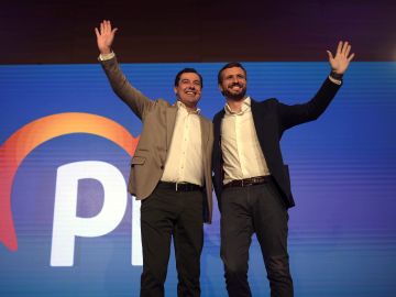 El presidente del PP, Pablo Casado, junto al presidente de la Junta de Andalucía, Juanma Moreno