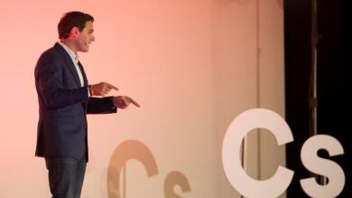 Rivera levanta su veto a los socialistas: 