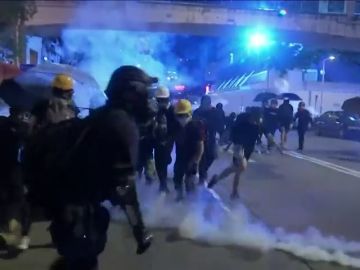 La Policía de Hong Kong vuelve a lanzar gas lacrimogenos contra los manifestantes por la ley anti-máscaras
