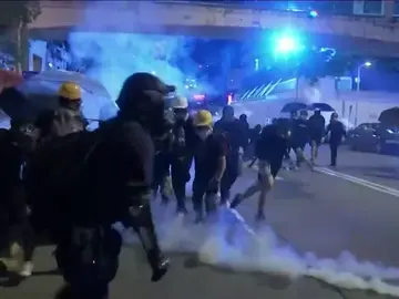La Policía de Hong Kong vuelve a lanzar gas lacrimogenos contra los manifestantes por la ley anti-máscaras La Policía de Hong Kong vuelve a lanzar gas lacrimogenos contra los manifestantes por la ley anti-máscaras
