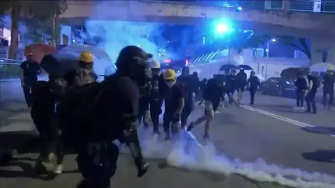 La Policía de Hong Kong vuelve a lanzar gas lacrimogenos contra los manifestantes por la ley anti-máscaras La Policía de Hong Kong vuelve a lanzar gas lacrimogenos contra los manifestantes por la ley anti-máscaras