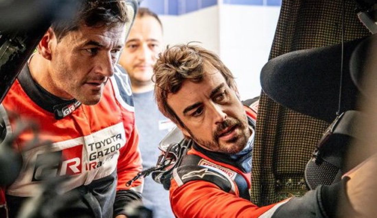 Fernando Alonso tras la primera etapa del rally de Marruecos Fernando Alonso tras la primera etapa del rally de Marruecos