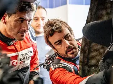 Fernando Alonso tras la primera etapa del rally de Marruecos Fernando Alonso tras la primera etapa del rally de Marruecos
