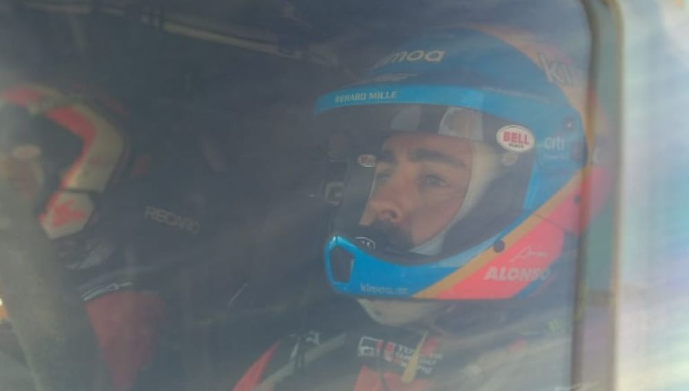 Fernando Alonso, a bordo de su Toyota en el rally de Marruecos