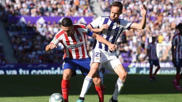 Koke disputa un bal&oacute;n durante el partido ante el Valladolid