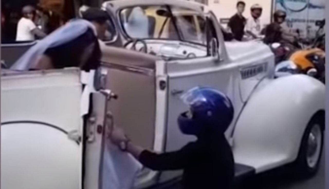 El momento en el que un hombre trata de impedir la boda de su expareja El momento en el que un hombre trata de impedir la boda de su expareja
