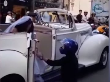 El momento en el que un hombre trata de impedir la boda de su expareja