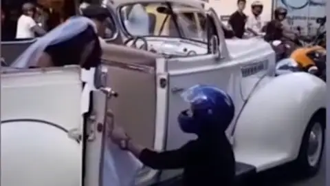 El momento en el que un hombre trata de impedir la boda de su expareja El momento en el que un hombre trata de impedir la boda de su expareja
