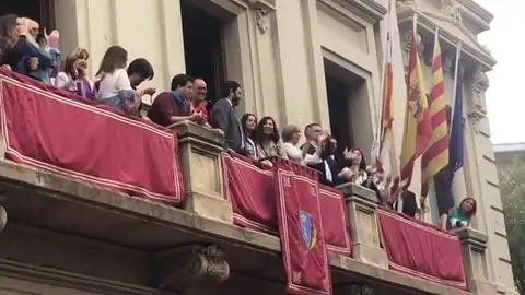 Radicales independentistas increpan e insultan a Inés Arrimadas en la actuación 'castellera' de Les Corts Radicales independentistas increpan e insultan a Inés Arrimadas en la actuación 'castellera' de Les Corts