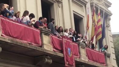 Radicales independentistas increpan e insultan a Inés Arrimadas en la actuación 'castellera' de Les Corts