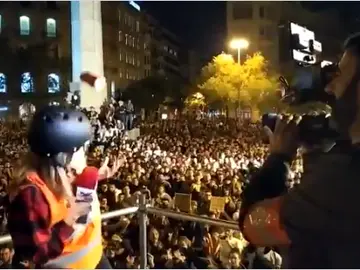 Momento en el que agreden a una periodista en Barcelona Momento en el que agreden a una periodista en Barcelona