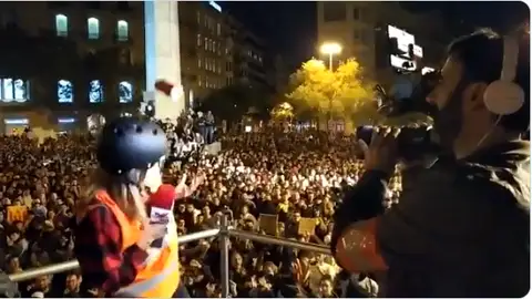 Momento en el que agreden a una periodista en Barcelona Momento en el que agreden a una periodista en Barcelona