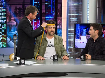 El divertido momento en el que Pablo Motos comprueba si a David Muñoz le ha crecido la cabeza El divertido momento en el que Pablo Motos comprueba si a David Muñoz le ha crecido la cabeza