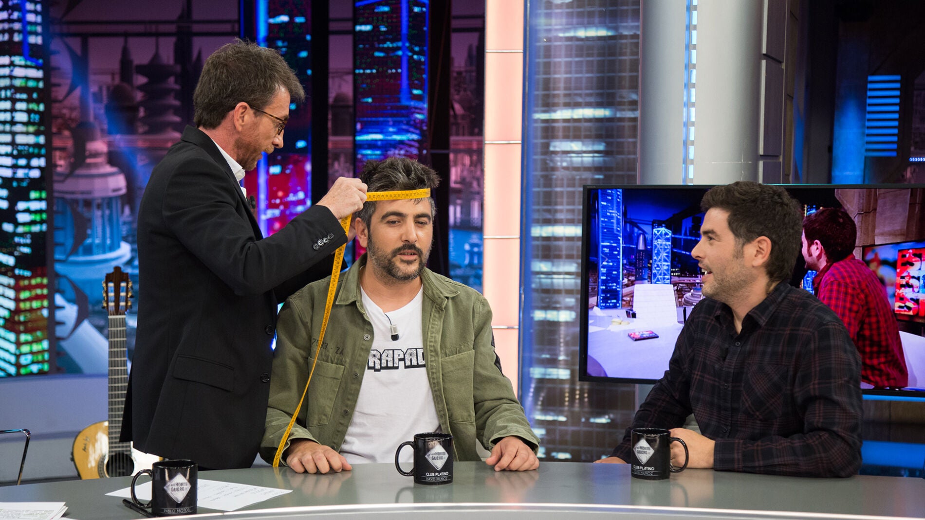 El divertido momento en el que Pablo Motos comprueba si a David Muñoz le ha crecido la cabeza