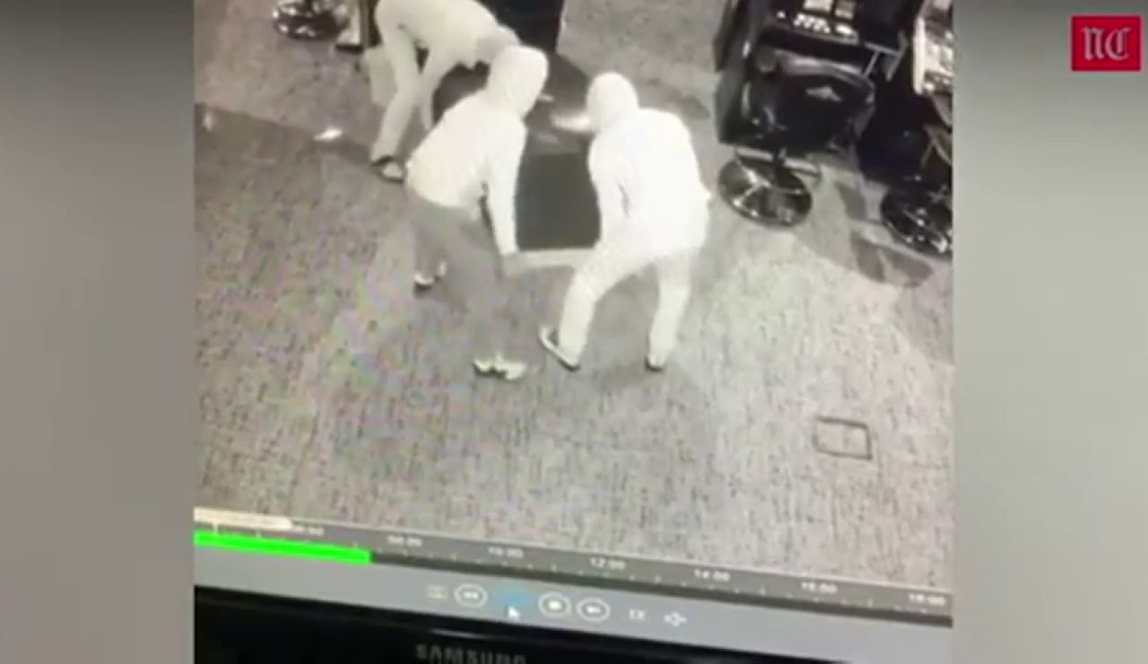 Tres ladrones se llevan a rastras la máquina de cambio de un salón de juegos de Palencia Tres ladrones se llevan a rastras la máquina de cambio de un salón de juegos de Palencia