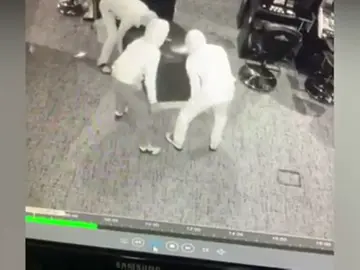 Tres ladrones se llevan a rastras la máquina de cambio de un salón de juegos de Palencia Tres ladrones se llevan a rastras la máquina de cambio de un salón de juegos de Palencia