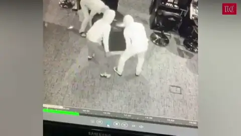 Tres ladrones se llevan a rastras la máquina de cambio de un salón de juegos de Palencia Tres ladrones se llevan a rastras la máquina de cambio de un salón de juegos de Palencia