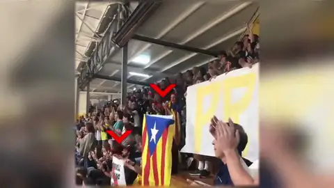 El Sarriá de balonmano se une a la protesta contra la sentencia del 'procés' y también para un minuto de partido El Sarriá de balonmano se une a la protesta contra la sentencia del 'procés' y también para un minuto de partido