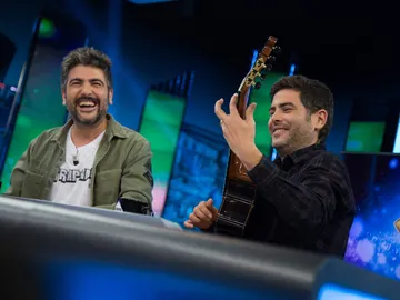 Estopa sorprende en directo en 'El Hormiguero 3.0' con unos acordes de su nueva canción 'Pobre Siri' Estopa sorprende en directo en 'El Hormiguero 3.0' con unos acordes de su nueva canción 'Pobre Siri'