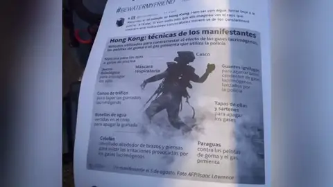 El manual de autodefensa que los manifestantes reparten en Cataluña El manual de autodefensa que los manifestantes reparten en Cataluña