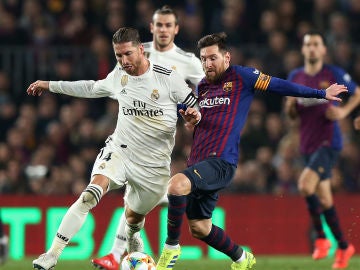 Sergio Ramos y Messi, durante un Clásico