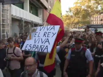 Los mossos escoltan a un ciudadano con la bandera de España en la manifestación de los estudiantes Los mossos escoltan a un ciudadano con la bandera de España en la manifestación de los estudiantes
