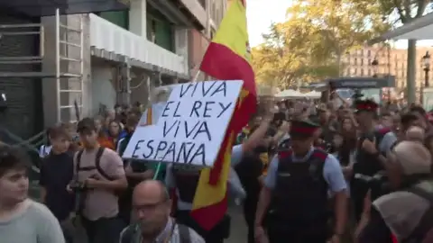 Los mossos escoltan a un ciudadano con la bandera de España en la manifestación de los estudiantes Los mossos escoltan a un ciudadano con la bandera de España en la manifestación de los estudiantes