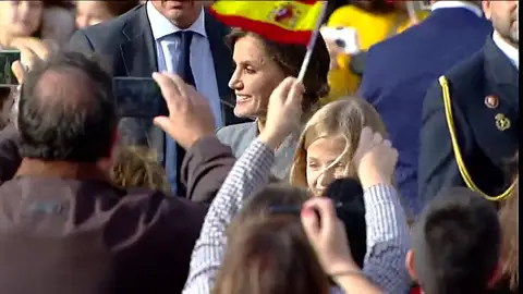 Muestras de cariño de la Reina Letizia a los vecinos de Oviedo Muestras de cariño de la Reina Letizia a los vecinos de Oviedo