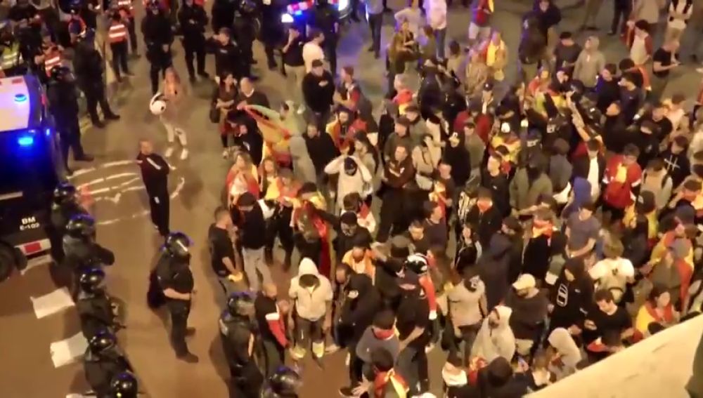 Los Mossos intentan evitar el choque entre dos manifestaciones de signo contrario en Barcelona 