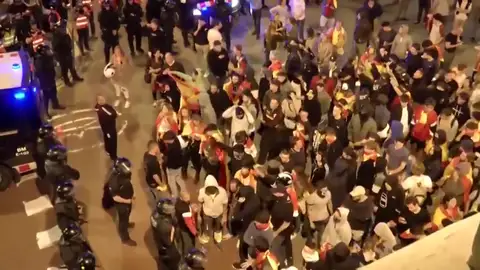 Los Mossos intentan evitar el choque entre dos manifestaciones de signo contrario en Barcelona Los Mossos intentan evitar el choque entre dos manifestaciones de signo contrario en Barcelona