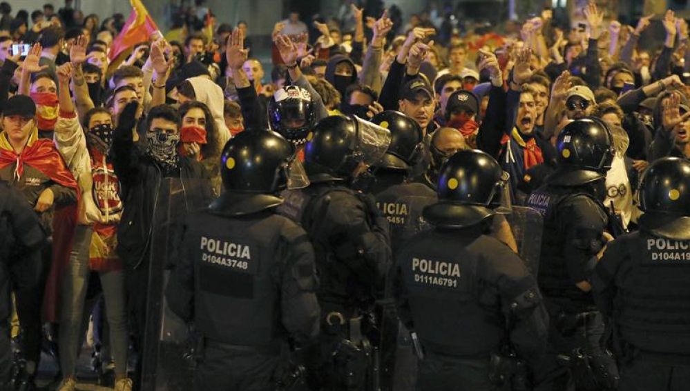 Miembros de la ultraderecha se manifiestan en Barcelona