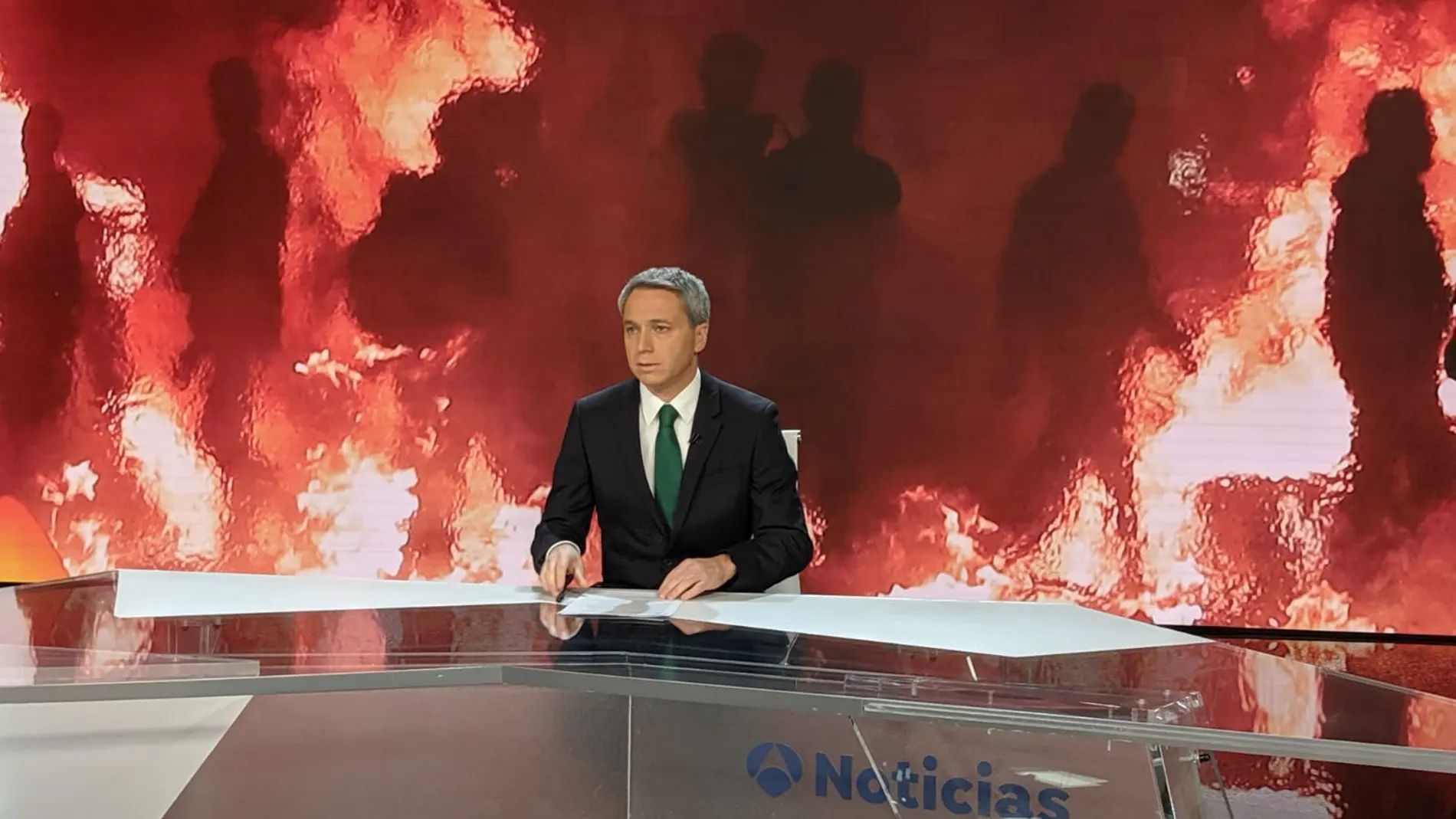 Vicente Vallés informa de los disturbios en Cataluña Vicente Vallés informa de los disturbios en Cataluña