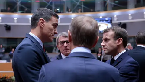 El presidente de España, Pedro Sánchez, conversa con su homólogo francés, Emmanuel Macro, frente a los presidentes del Parlamento Europeo, David Sassoli, y el Consejo Europeo, Donald Tusk El presidente de España, Pedro Sánchez, conversa con su homólogo francés, Emmanuel Macro, frente a los presidentes del Parlamento Europeo, David Sassoli, y el Consejo Europeo, Donald Tusk