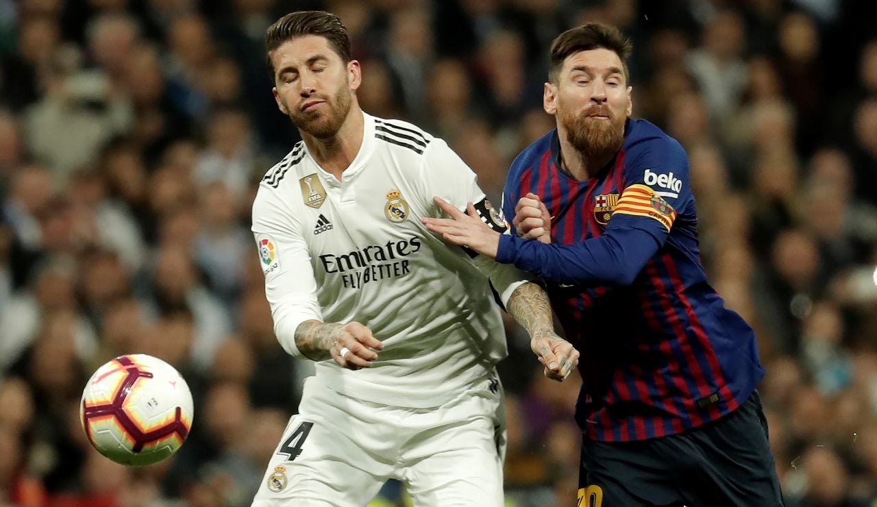 Sergio Ramos y Messi pugnan por el balón durante un Clásico entre Real Madrid y FC Barcelona Sergio Ramos y Messi pugnan por el balón durante un Clásico entre Real Madrid y FC Barcelona