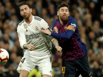 Sergio Ramos y Messi pugnan por el balón durante un Clásico entre Real Madrid y FC Barcelona Sergio Ramos y Messi pugnan por el balón durante un Clásico entre Real Madrid y FC Barcelona