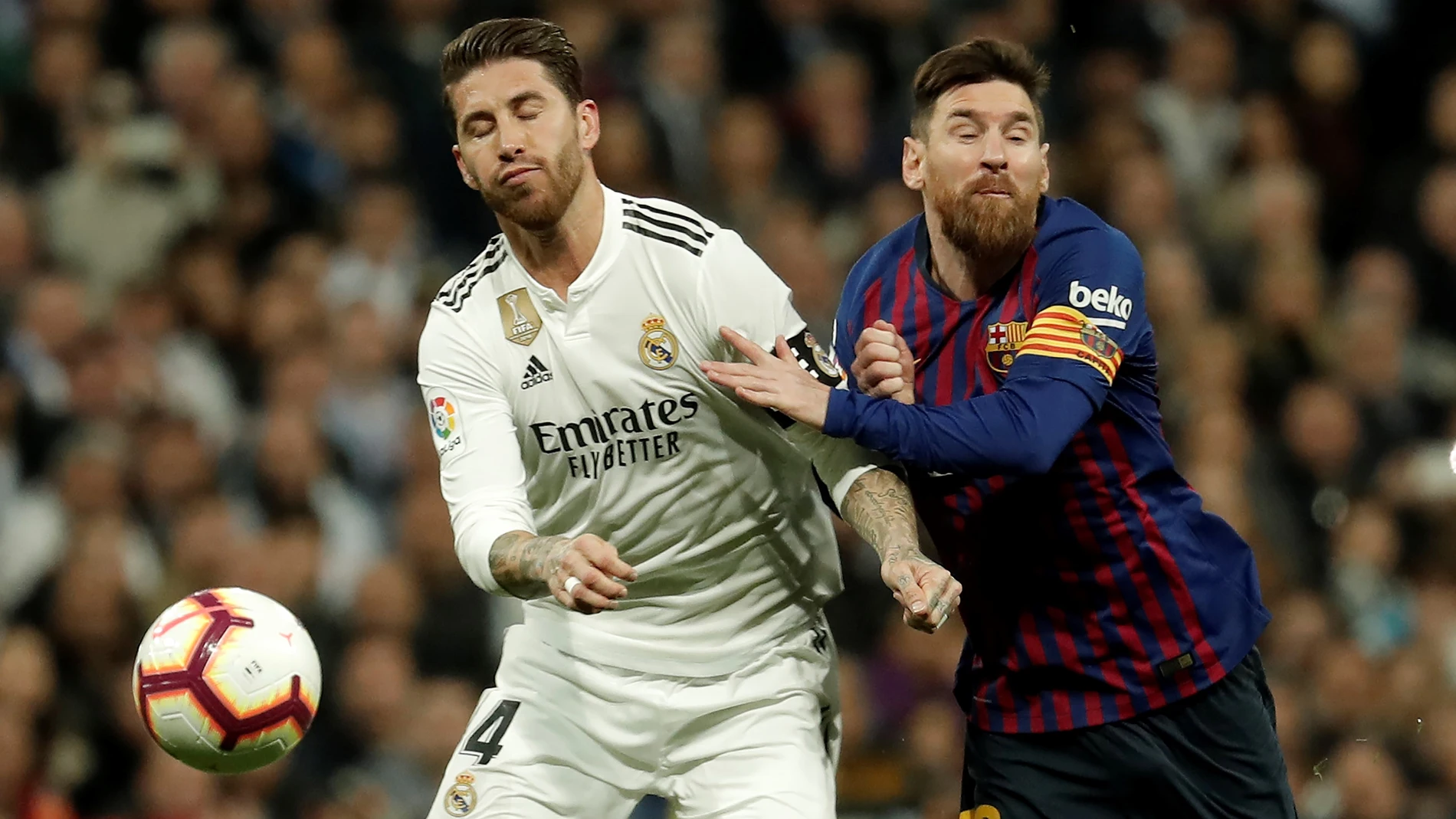 Sergio Ramos y Messi pugnan por el balón durante un Clásico entre Real Madrid y FC Barcelona Sergio Ramos y Messi pugnan por el balón durante un Clásico entre Real Madrid y FC Barcelona