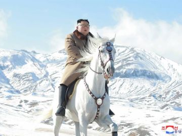 Fotografía suministrada por KCNA de Kim Jong-Un a caballo Fotografía suministrada por KCNA de Kim Jong-Un a caballo