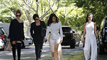 Kris Jenner con sus hijas Kim Kardashian, Kourtney y Khloé Kris Jenner con sus hijas Kim Kardashian, Kourtney y Khloé